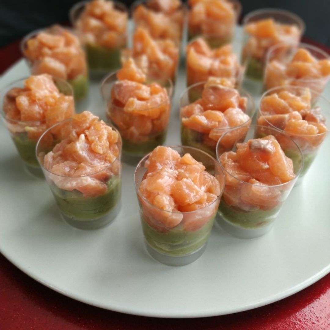 CHUPITOS DE TARTAR DE SALMÓN CON GUACAMOLE