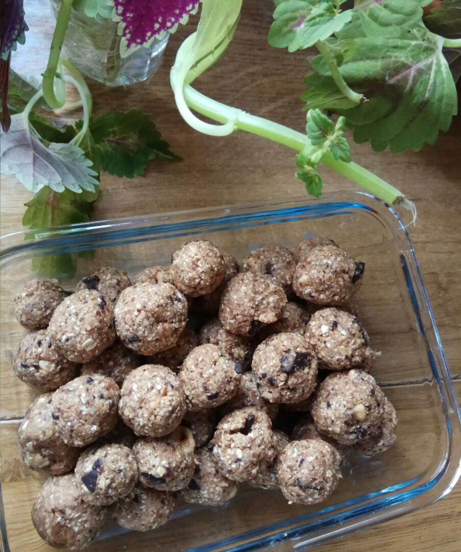 Bolitas energéticas de avena y avellanas con robot de cocina Bolitas energéticas de avena y avellanas con robot de cocina
