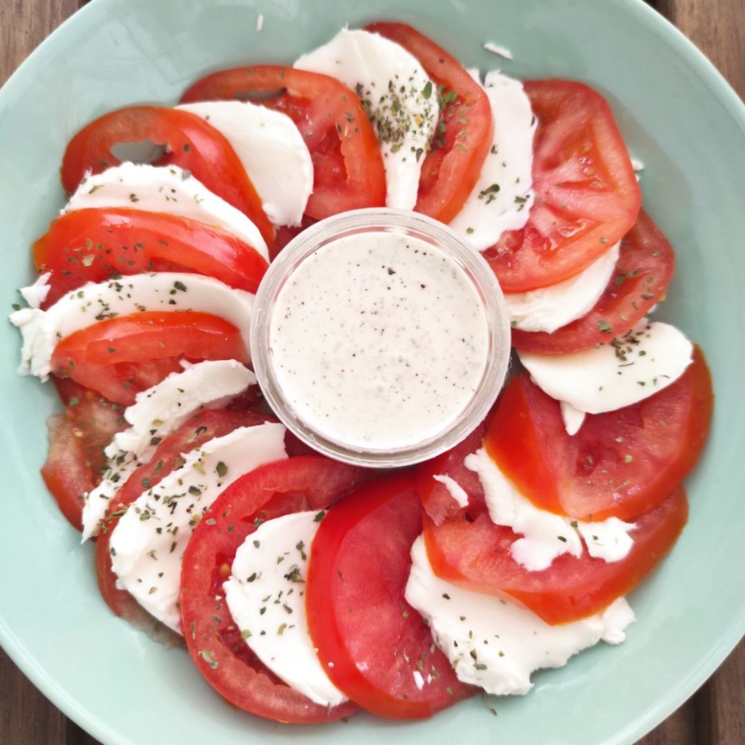 Ensalada caprese con salsa de ajo Ensalada caprese con salsa de ajo