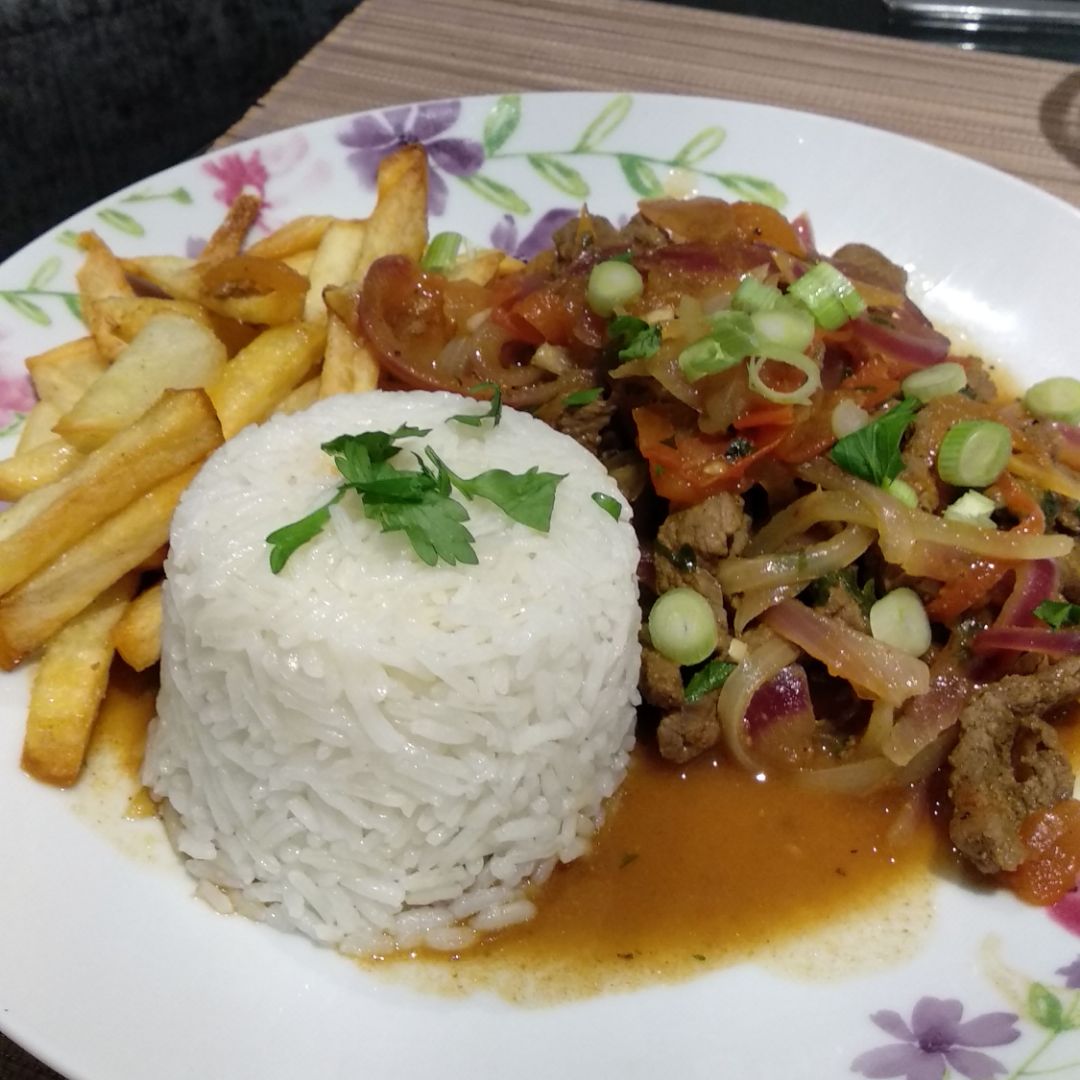 Lomito Saltado (Ternera con verduras) Lomito Saltado (Ternera con verduras)
