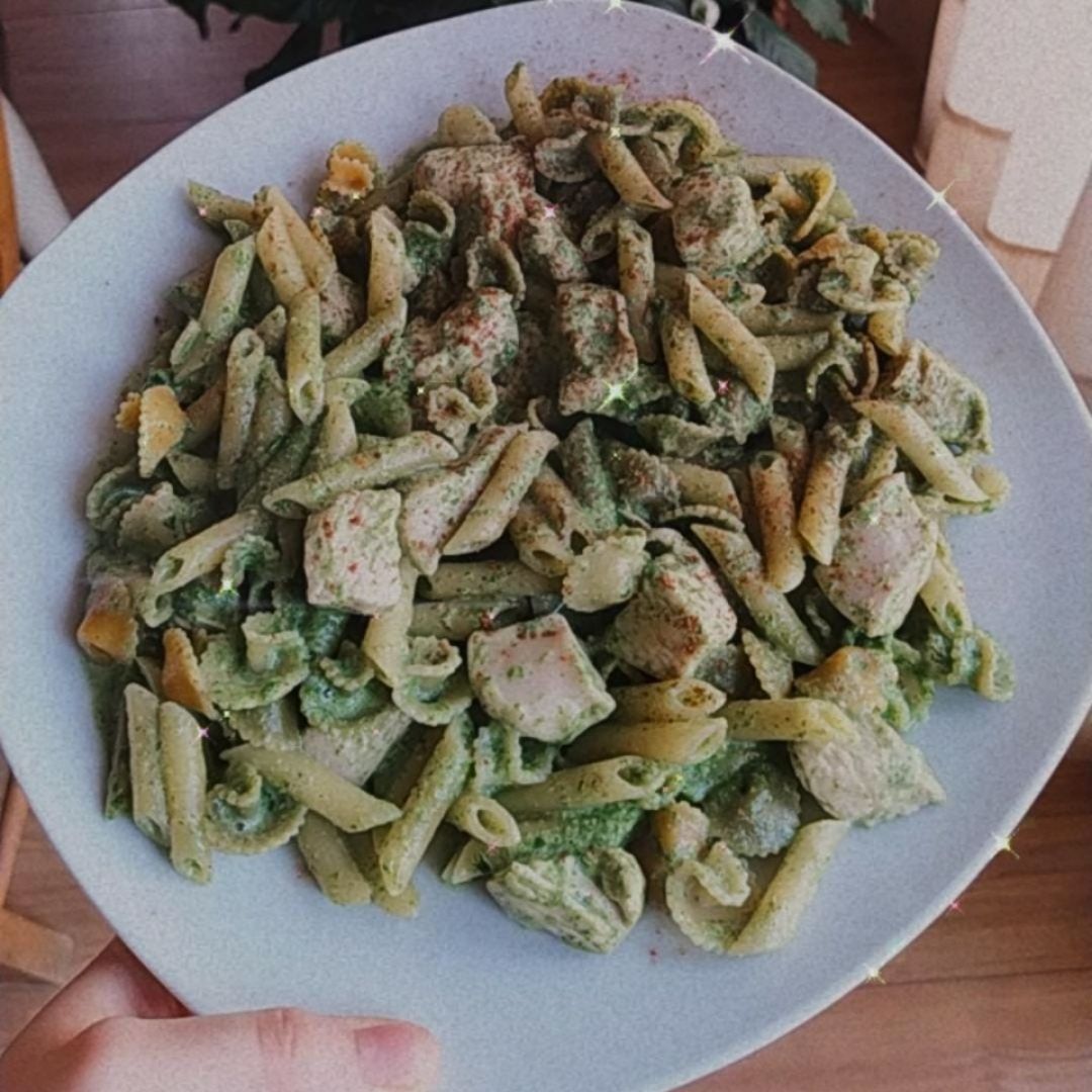 Pasta con pollo y salsa de espinacas Pasta con pollo y salsa de espinacas