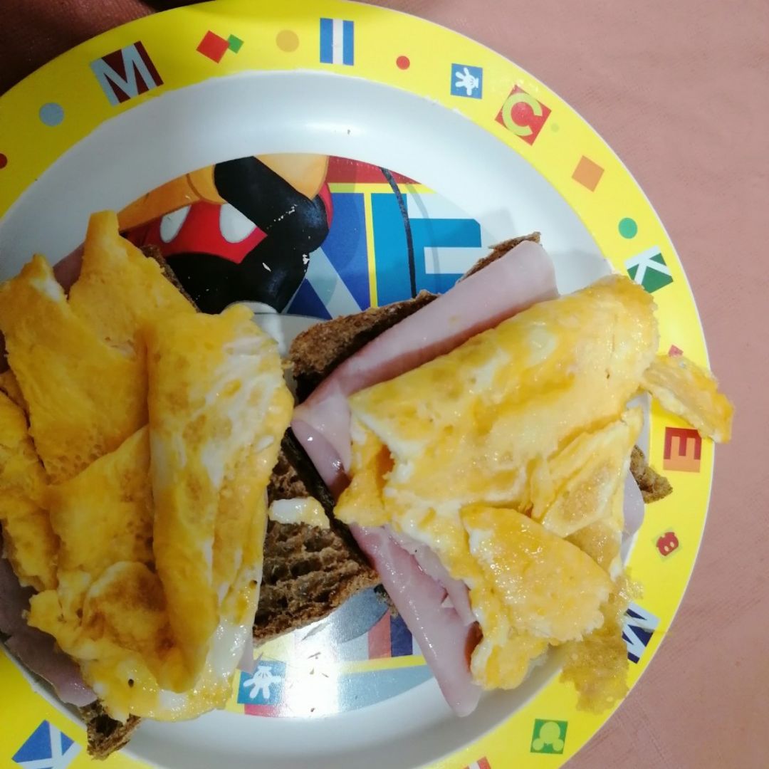 Pan con jamón y huevo 