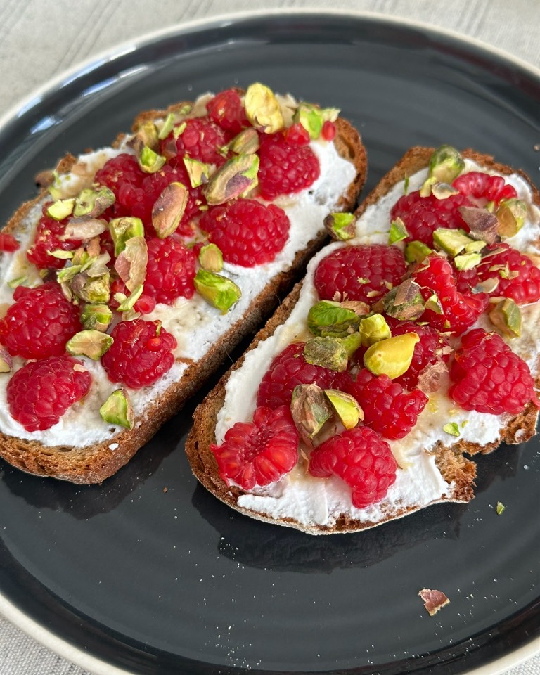 Tostadas con ricotta y frambuesas