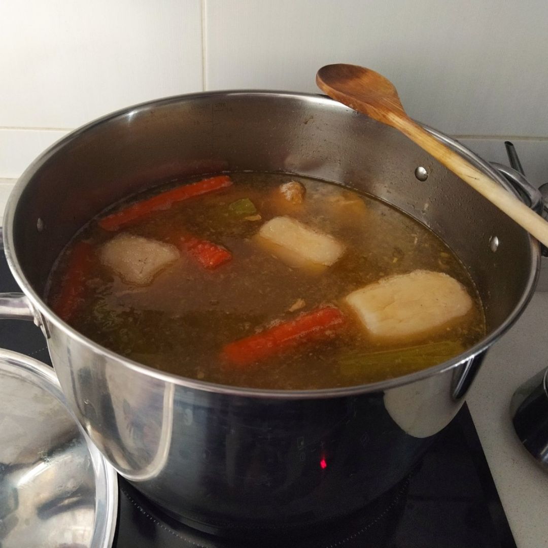 Caldo de pollo, jamón y verduras Caldo de pollo, jamón y verduras