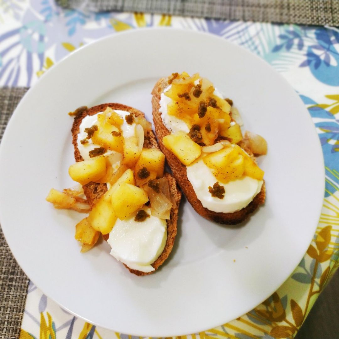 Tostadas con manzana y cebolla caramelizadas