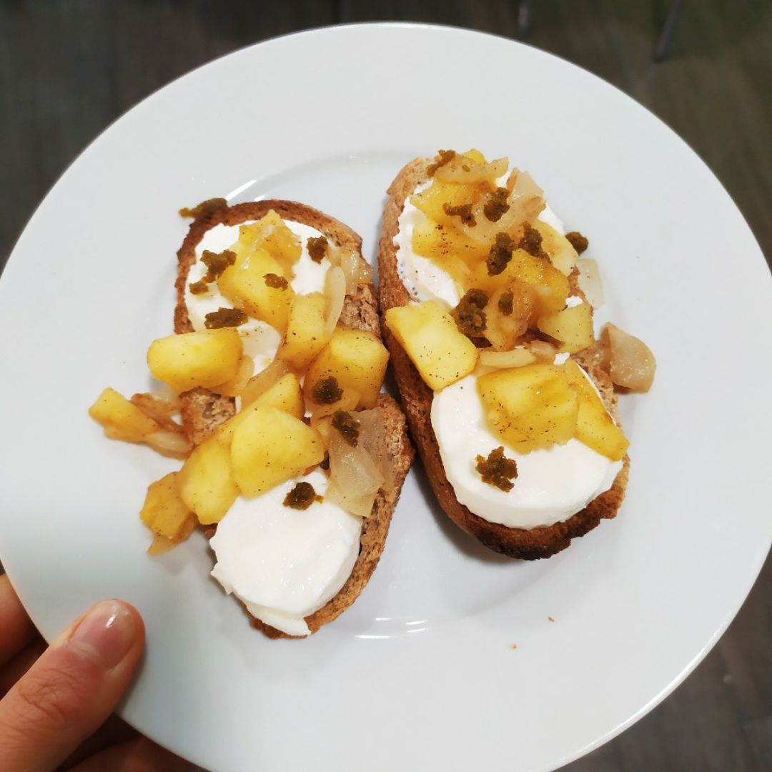 Tostadas con manzana y cebolla caramelizadas Paso 5