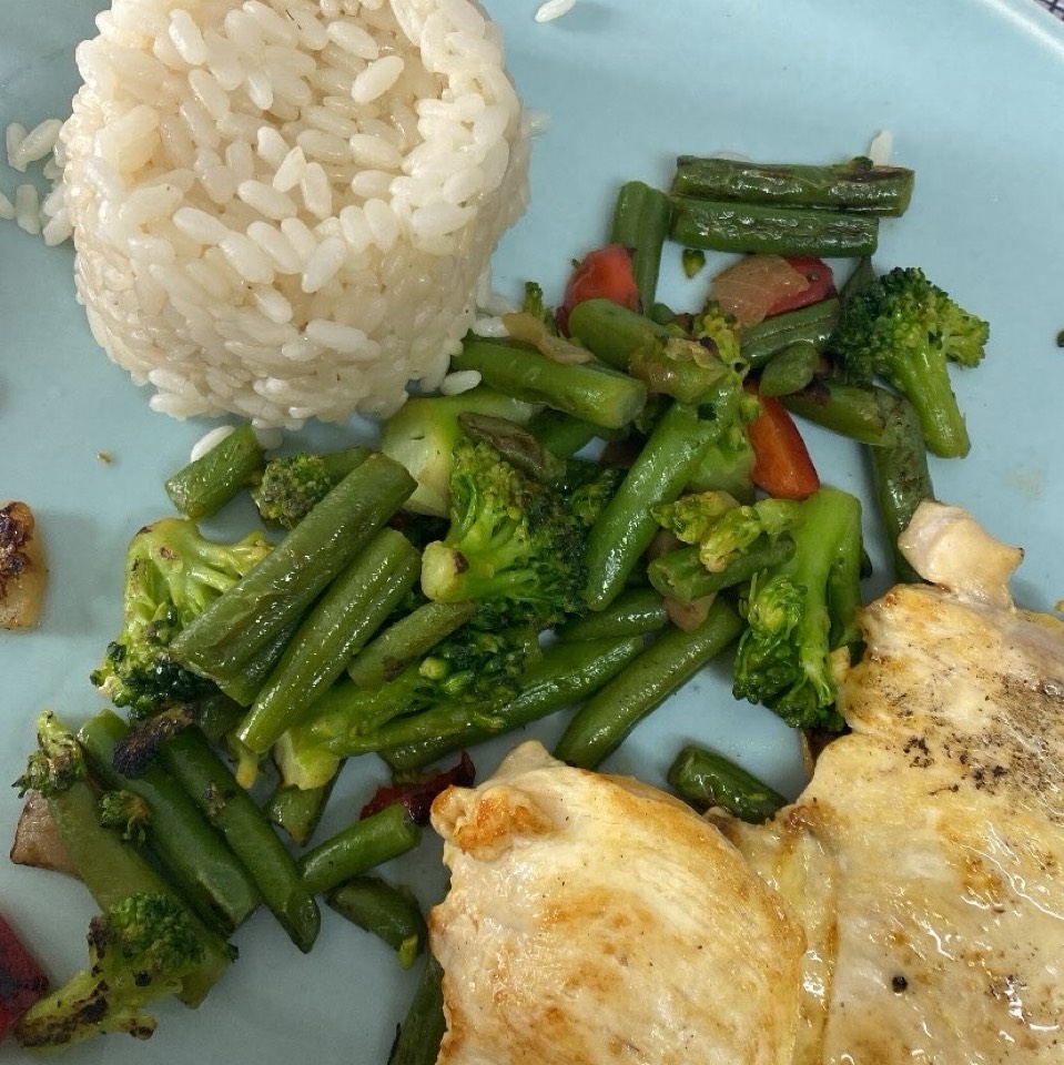 Arroz con pollo y verduras salteadas Arroz con pollo y verduras salteadas