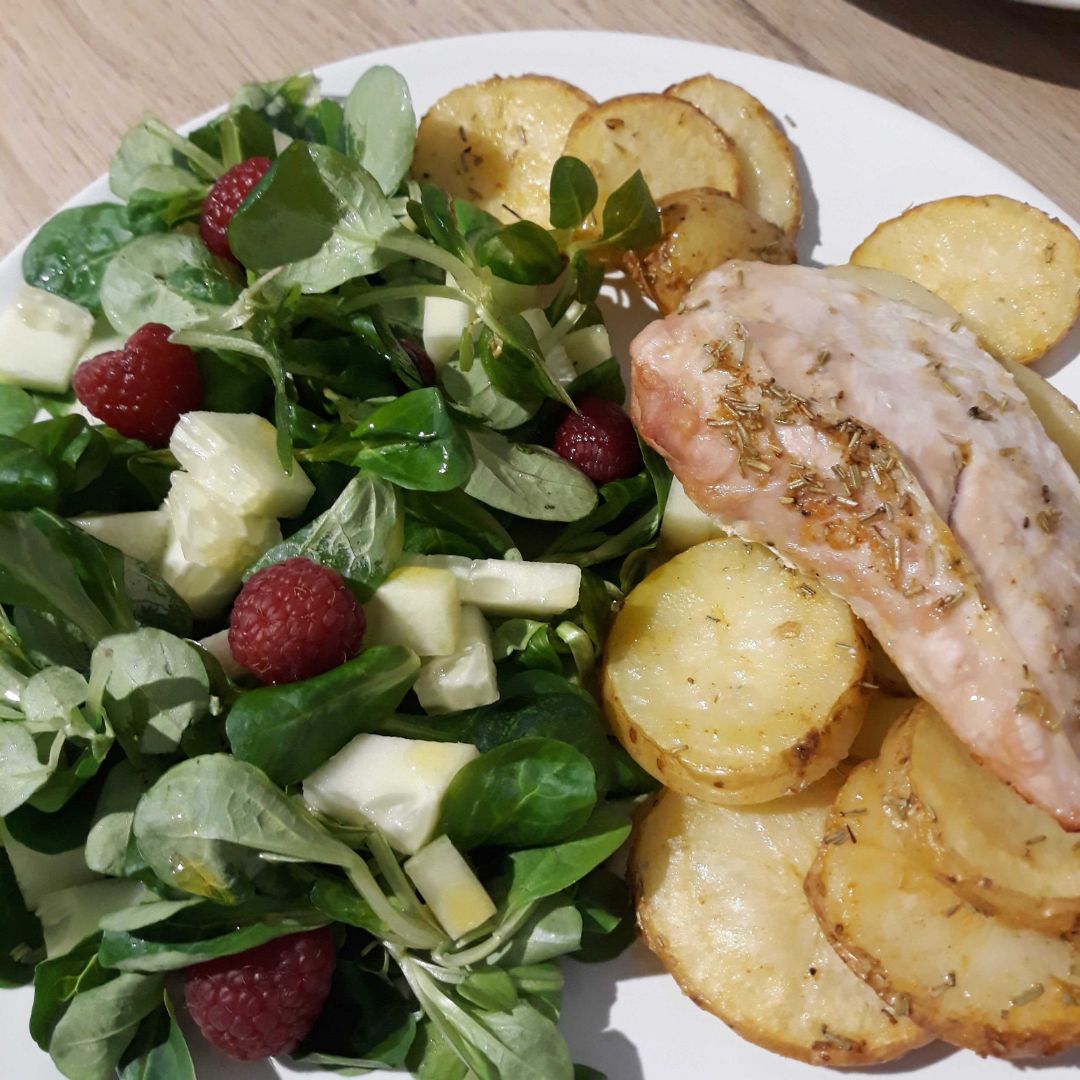 Solomillo de pavo con patatas asadas y ensalada de pepino, canónigos y frambuesas Solomillo de pavo con patatas asadas y ensalada de pepino, canónigos y frambuesas