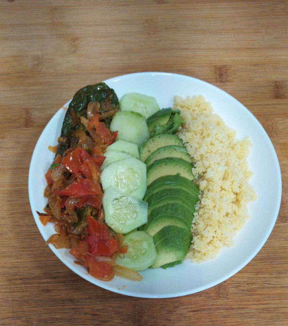 Bol de cous cous, aguacate, pepino y verduras pochadas Bol de cous cous, aguacate, pepino y verduras pochadas