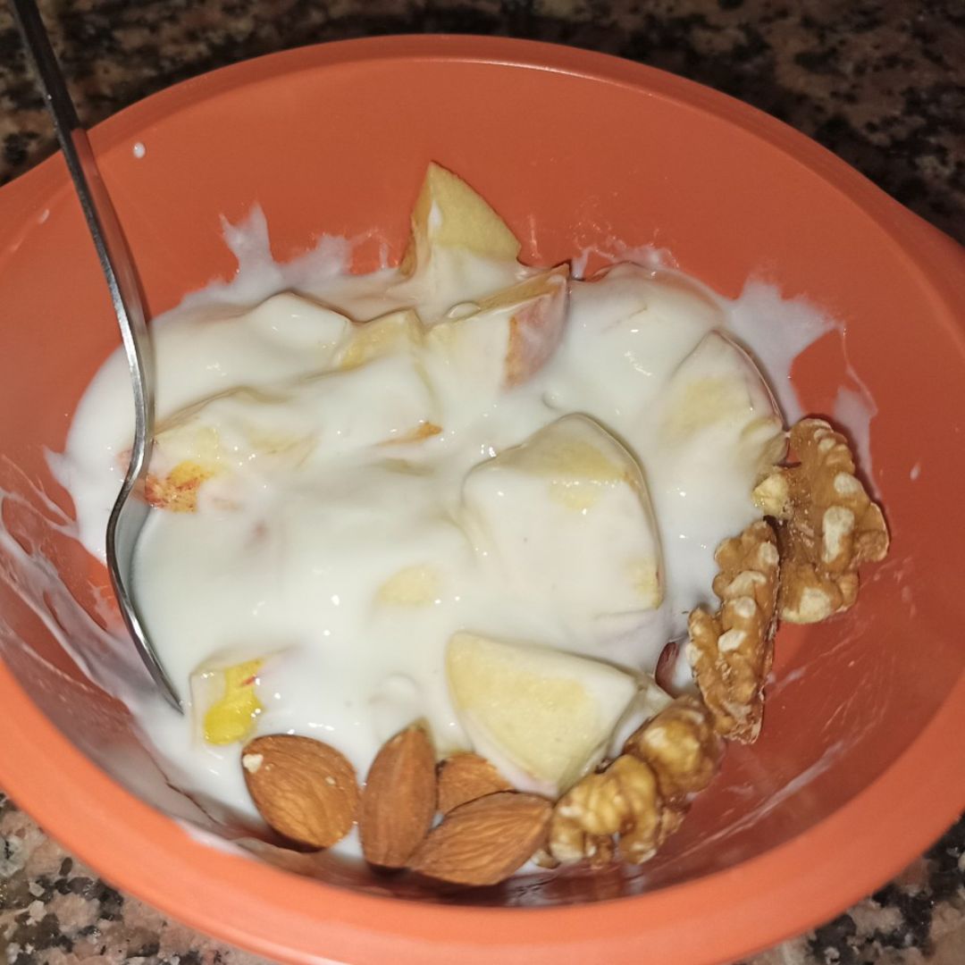 Yogurt desnatado, manzana y frutos secos Yogurt desnatado, manzana y frutos secos