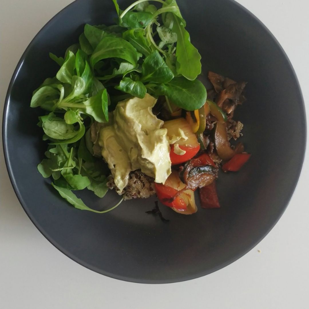 Quinoa con verduras y mayonesa de aguacate Quinoa con verduras y mayonesa de aguacate
