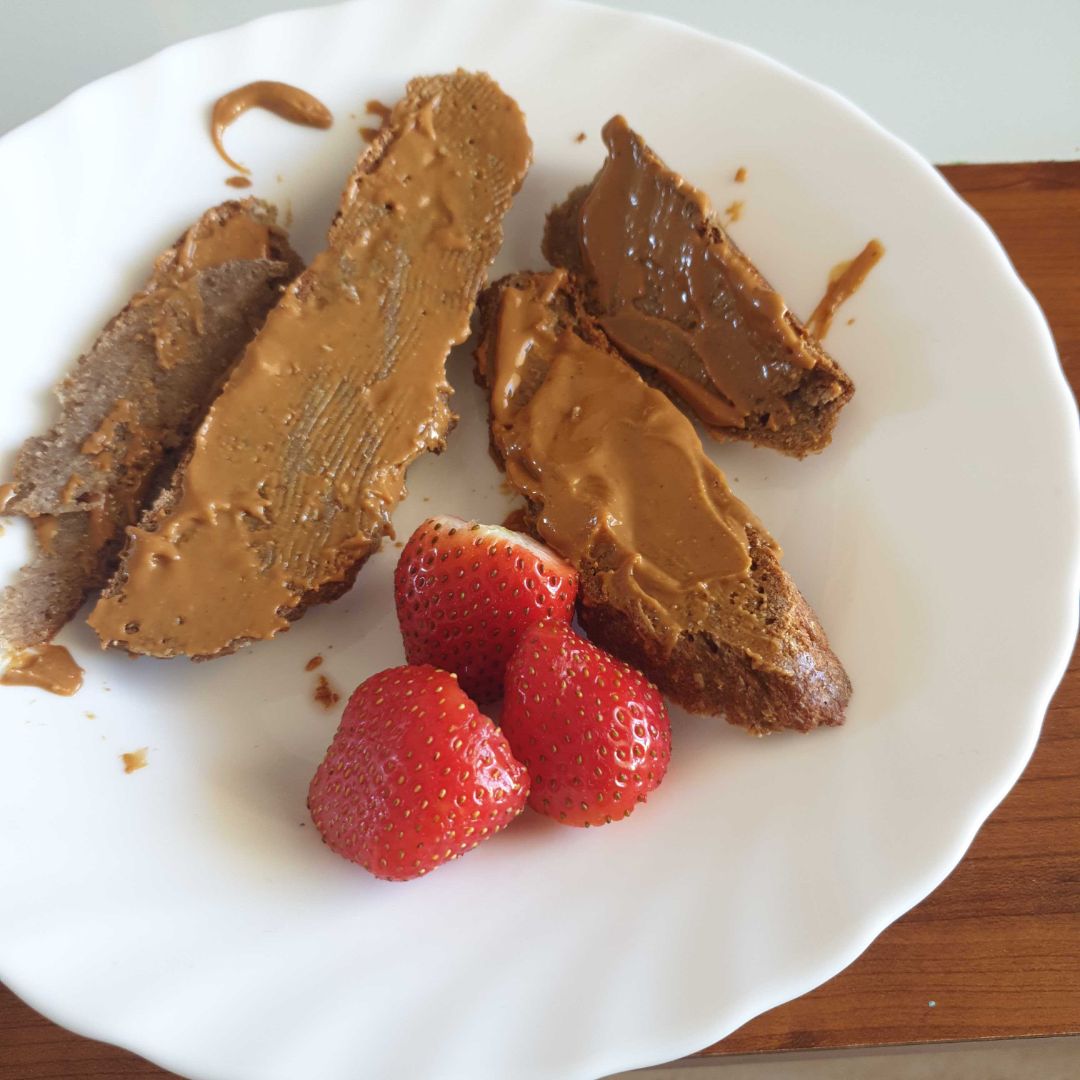 Rebanadas de pan de centeno de masa madre con mantecade cacahuete y fresas Rebanadas de pan de centeno de masa madre con mantecade cacahuete y fresas