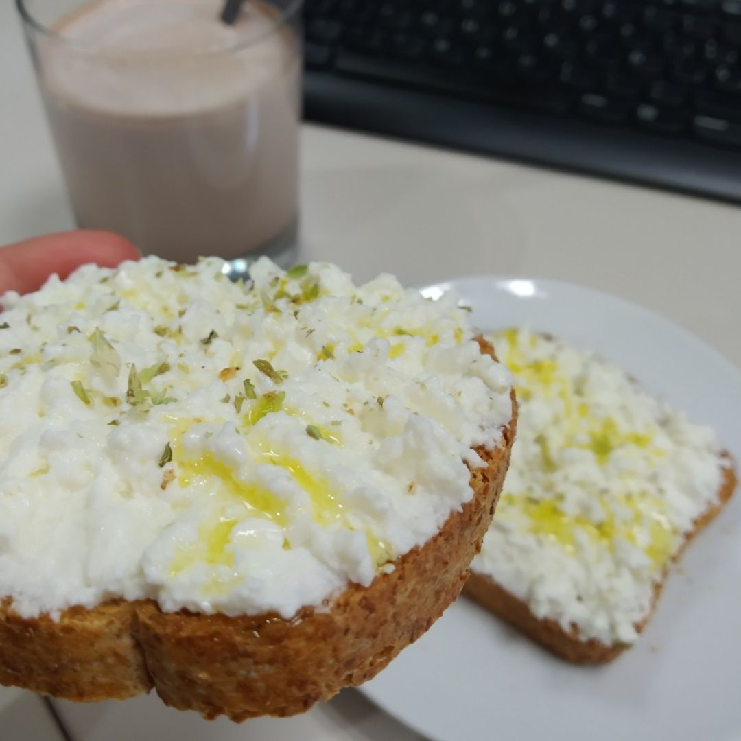 Tostadas con queso fresco, aceite y orégano 🍞 Tostadas con queso fresco, aceite y orégano 🍞