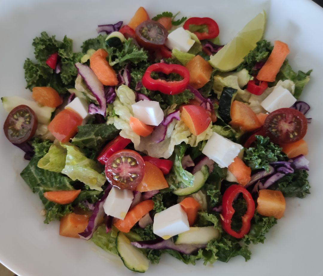 Ensalada de Kale con salsa de aguacate, lima y mostaza Ensalada de Kale con salsa de aguacate, lima y mostaza
