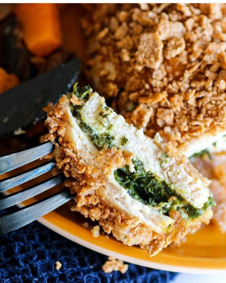POLLO CRUJIENTE RELLENO DE QUESO Y ESPINACAS POLLO CRUJIENTE RELLENO DE QUESO Y ESPINACAS