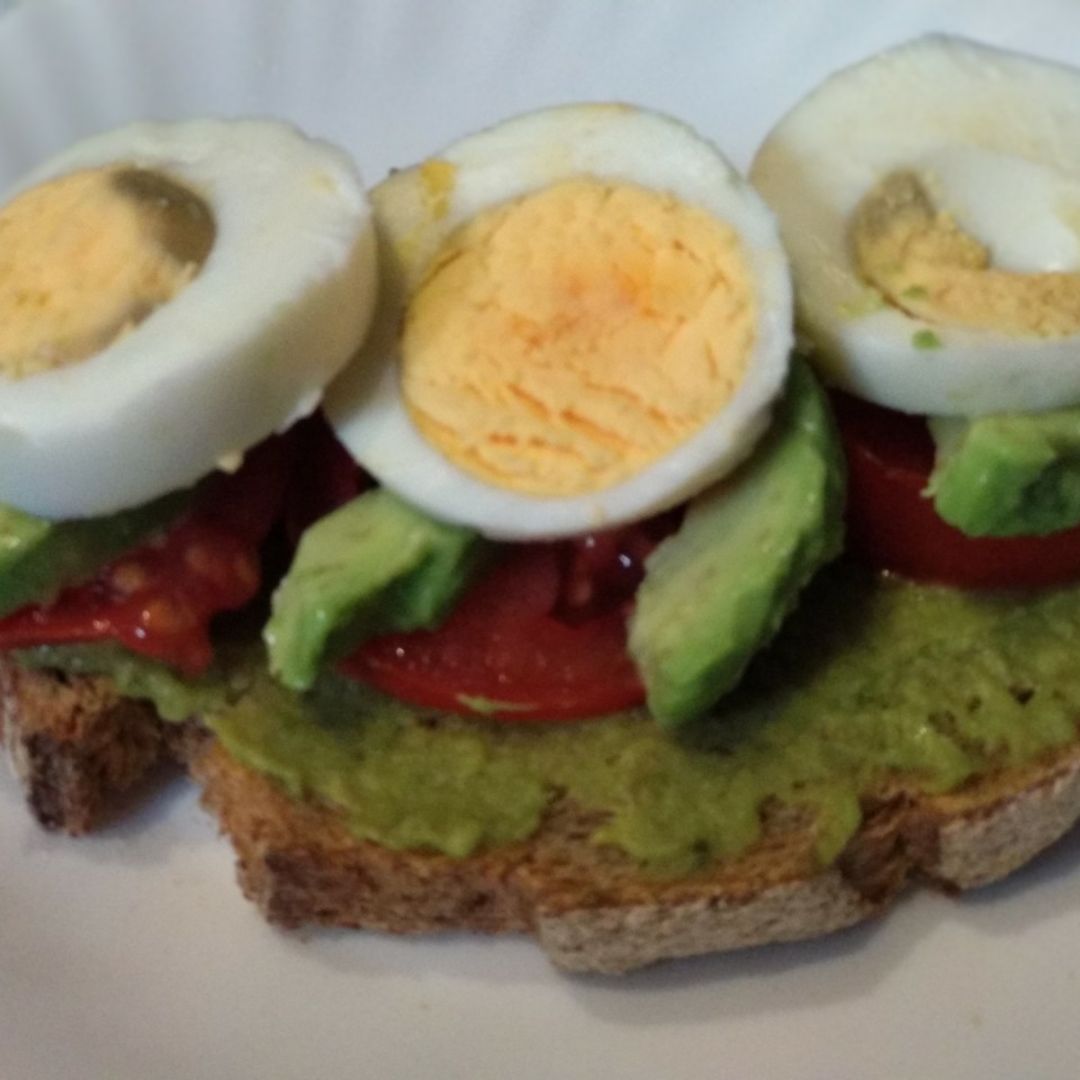 Tostada aguacate, tomate y huevo