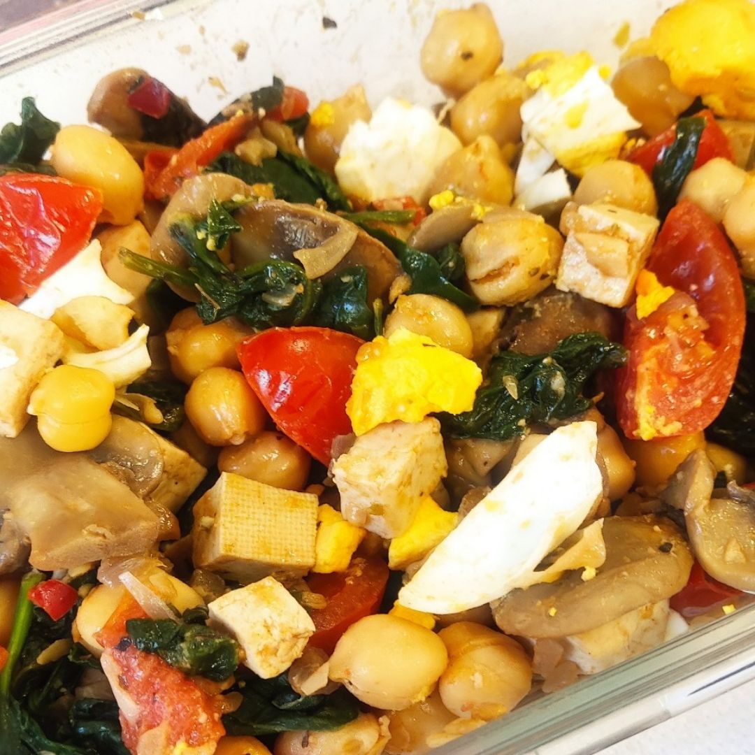 Garbanzos salteados con tofu y verduras Garbanzos salteados con tofu y verduras