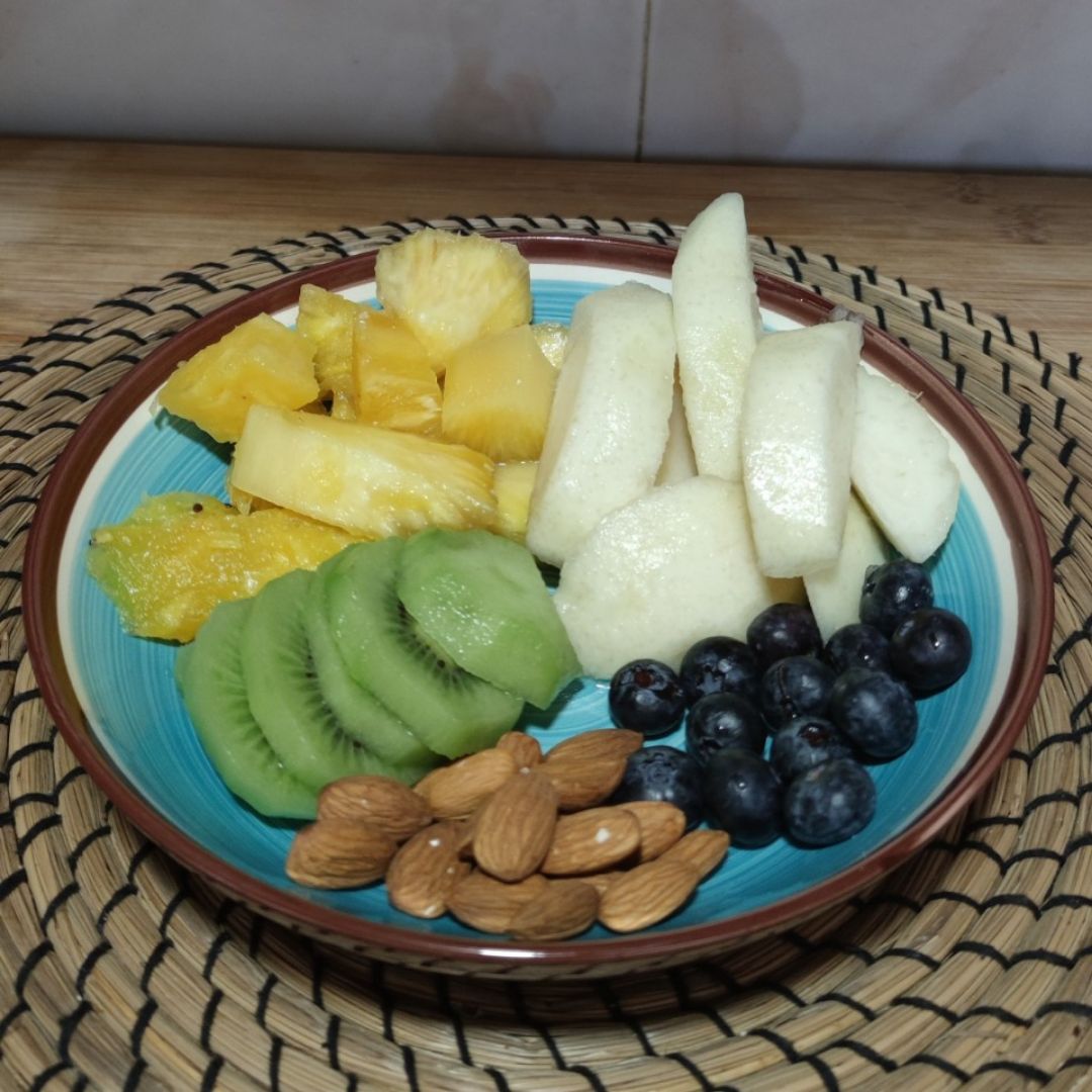 Bol de frutas (piña/pera/kiwi/arándanos) con almendras Bol de frutas (piña/pera/kiwi/arándanos) con almendras