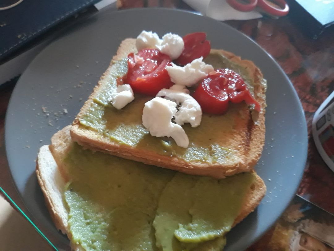 Tostada con guacamole, tomate y mozzarella