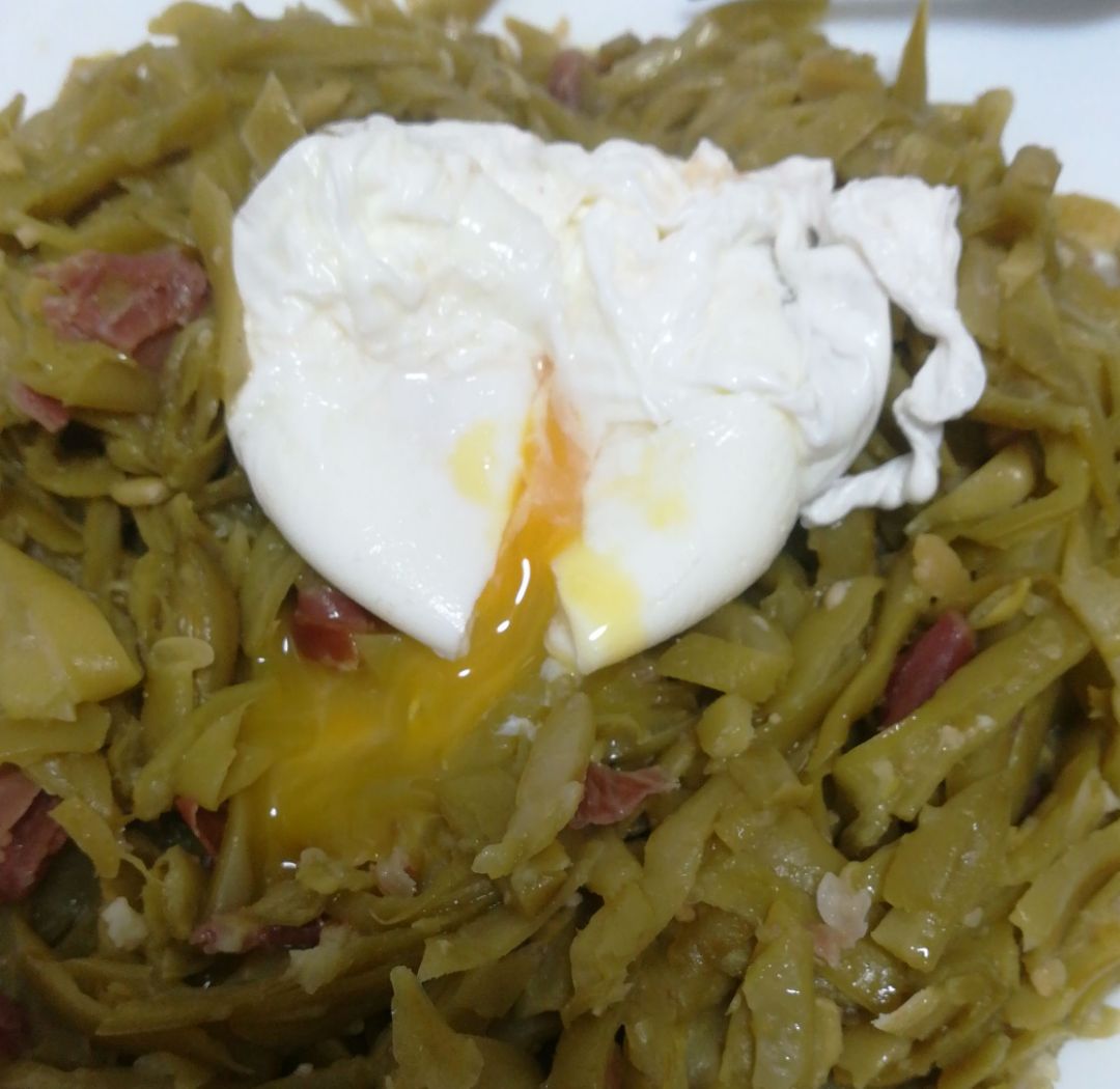 Judías verdes con jamón y huevo poché Judías verdes con jamón y huevo poché