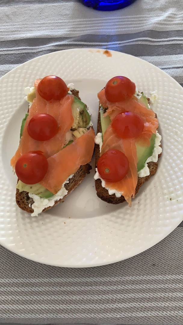Tostadas con salmon aguacate y queso cottage