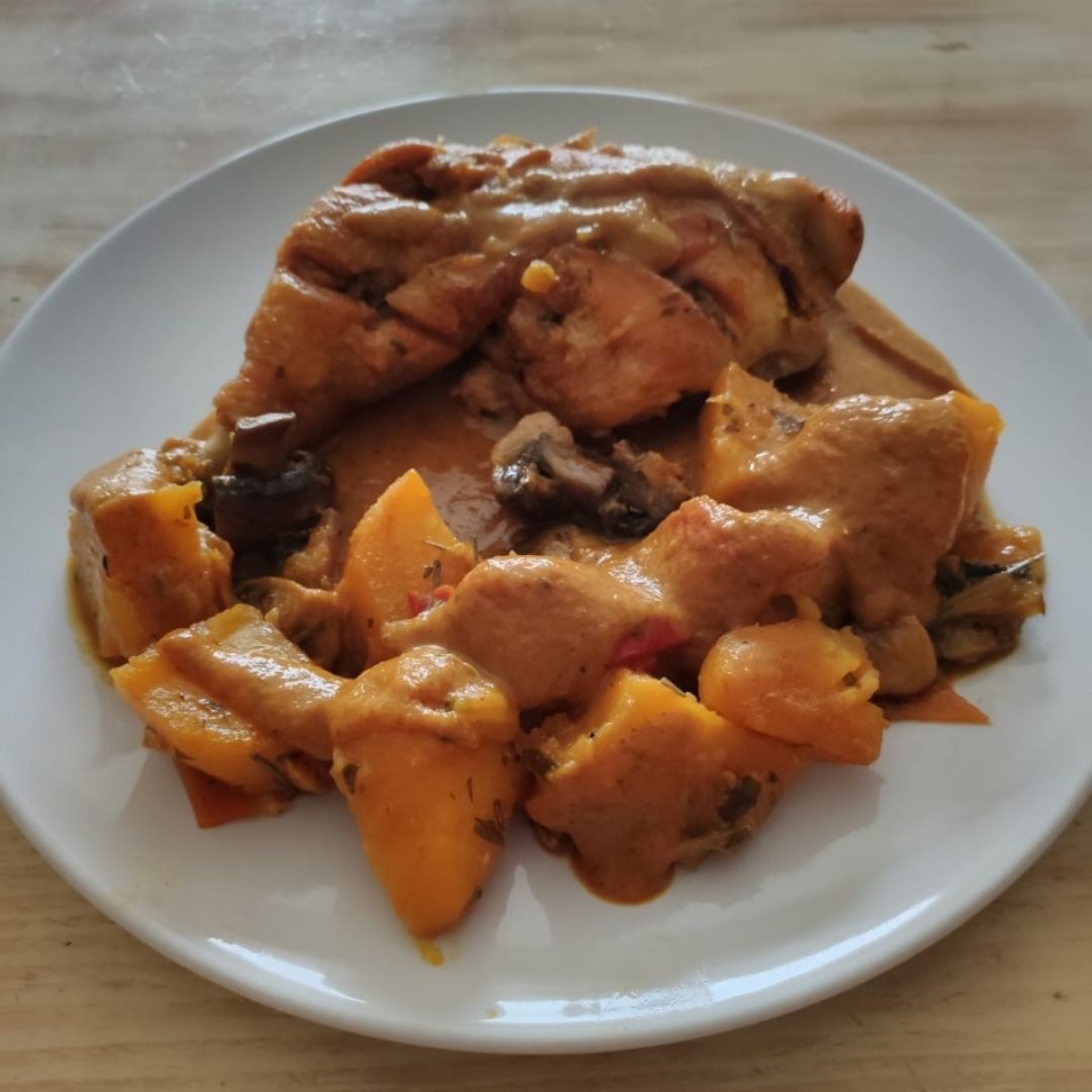 Contramuslo de pollo guisado Contramuslo de pollo guisado