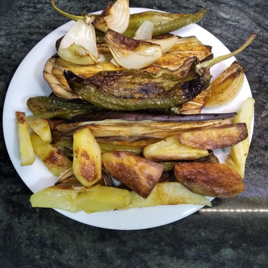 Verduras al horno + patatas (también al horno) Verduras al horno + patatas (también al horno)