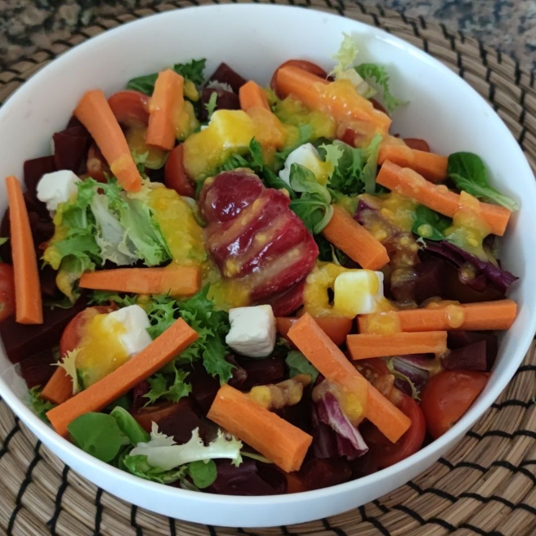 Ensalada de tomate cherry y queso feta con vinagreta de mango Ensalada de tomate cherry y queso feta con vinagreta de mango