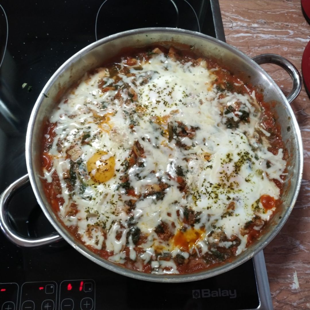 Sartén de espinacas con tomate y champiñones Sartén de espinacas con tomate y champiñones