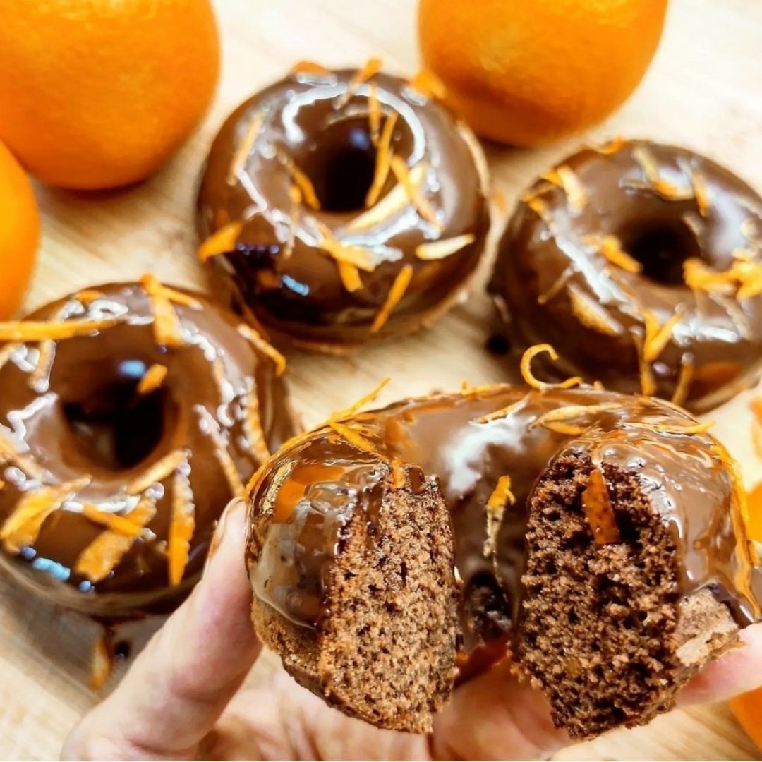 Donuts de xocolata, festucs i taronja // Donuts de chocolate, pistachos y naranja Donuts de xocolata, festucs i taronja // Donuts de chocolate, pistachos y naranja