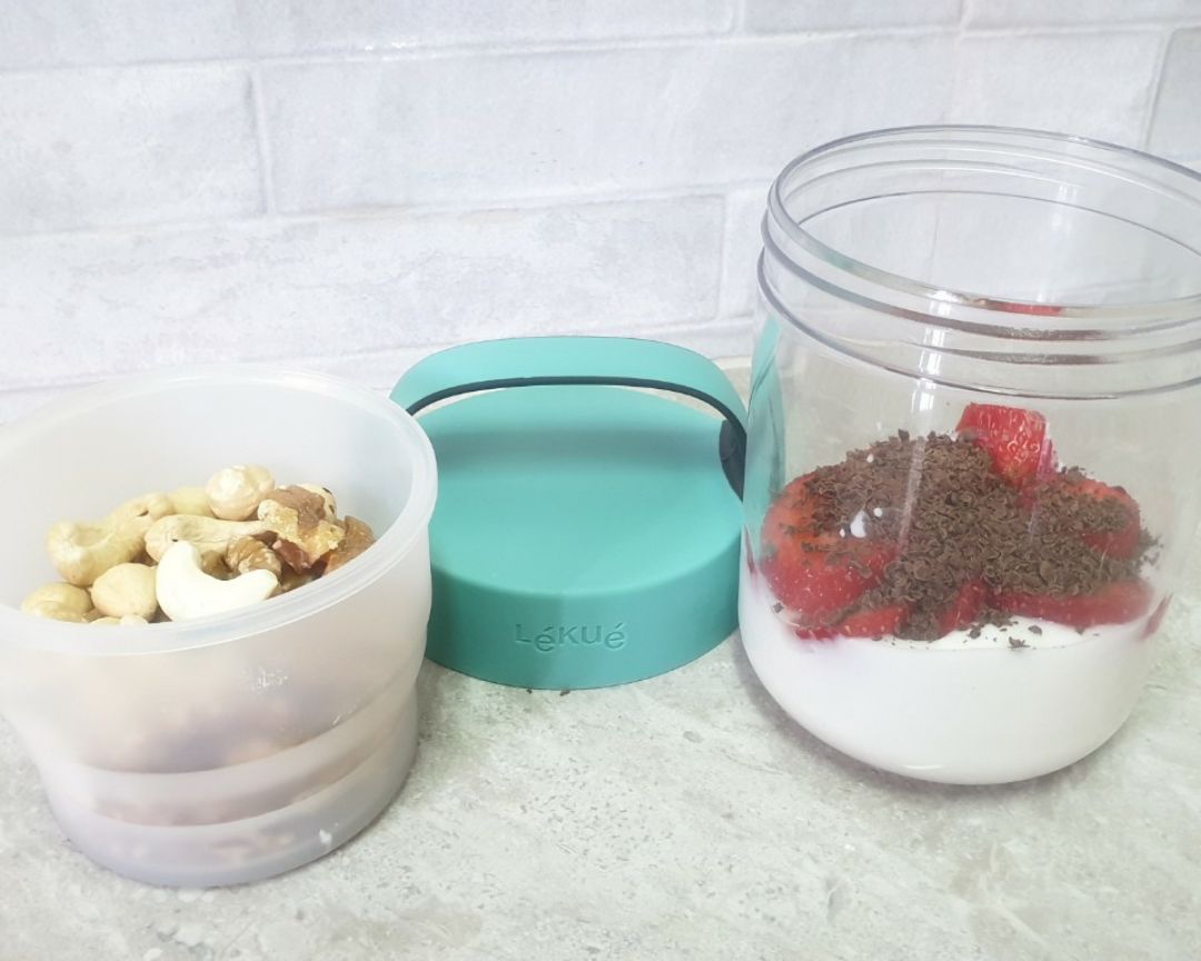 Yogur natural con fresas, frutos secos y chocolate Yogur natural con fresas, frutos secos y chocolate