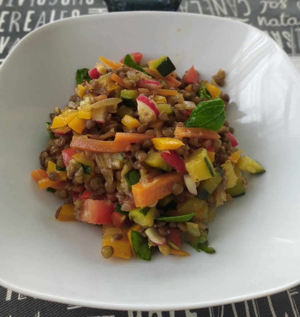 Ensalada de lentejas con verduras. Ensalada de lentejas con verduras.