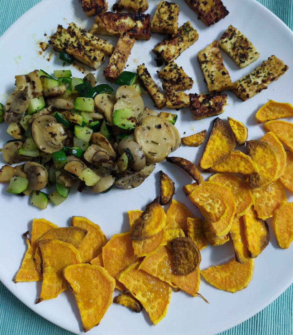 Plato combinado de tofu, boniato, champiñones y calabacín. 