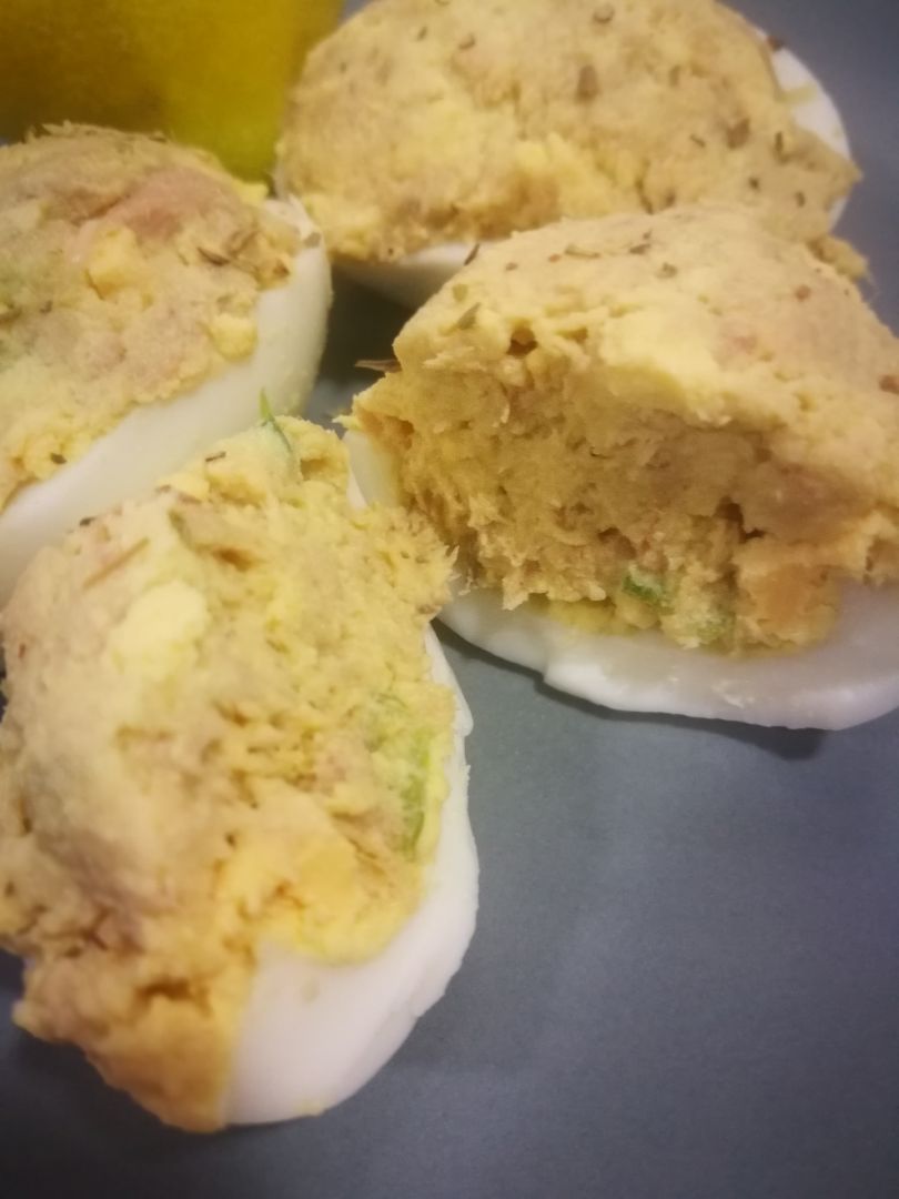 Huevos rellenos de aguacate y atún Huevos rellenos de aguacate y atún