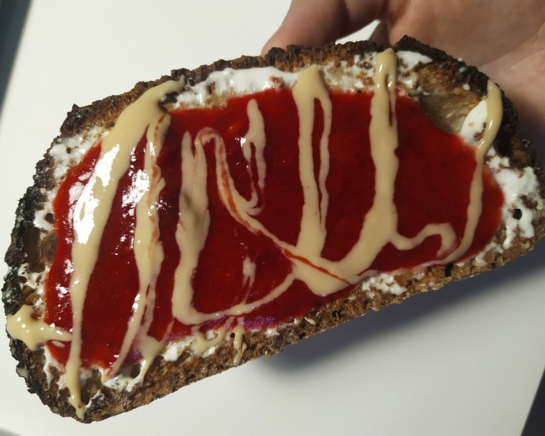 Tostada de queso, mermelada casera y crema de cacahuete Tostada de queso, mermelada casera y crema de cacahuete