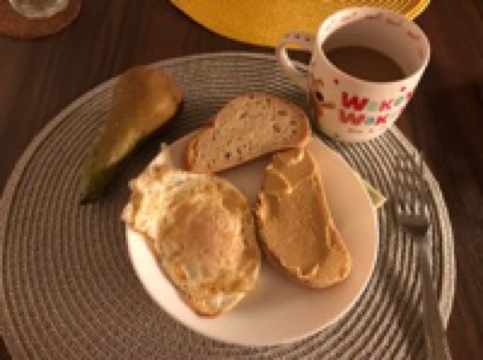 Desayuno huevo y hummus Desayuno huevo y hummus