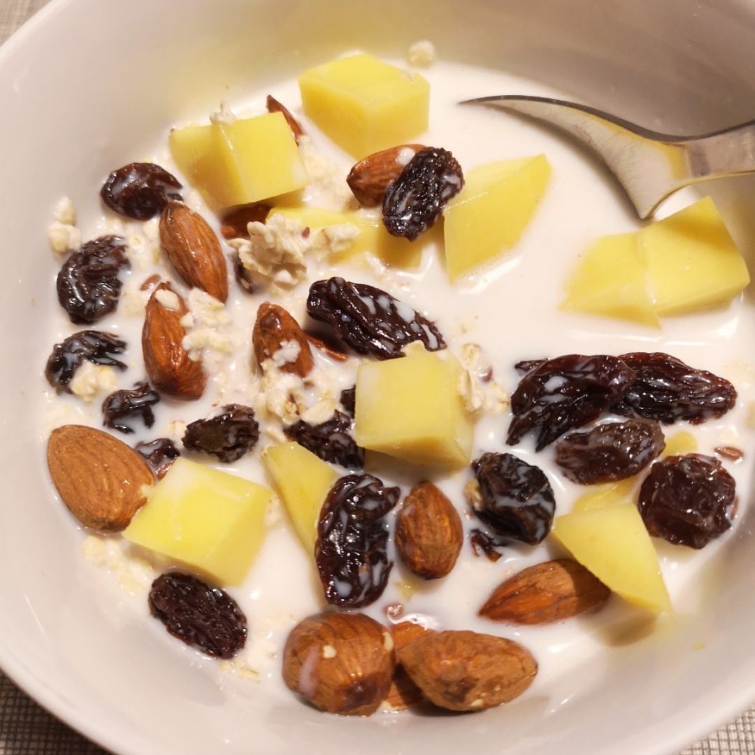 Avena con frutas y almendras Avena con frutas y almendras