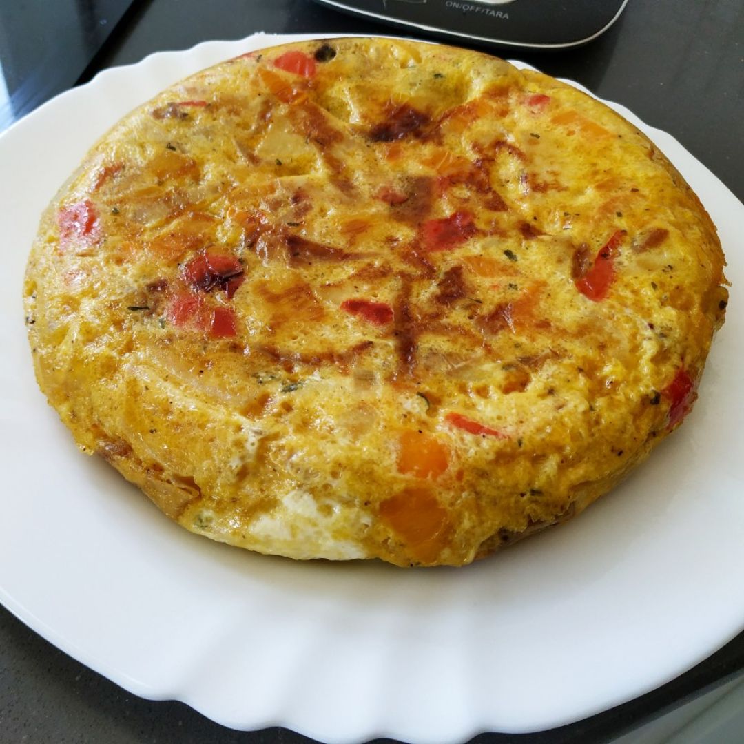 Tortilla super jugosa de patatas y pimientos rojos Tortilla super jugosa de patatas y pimientos rojos