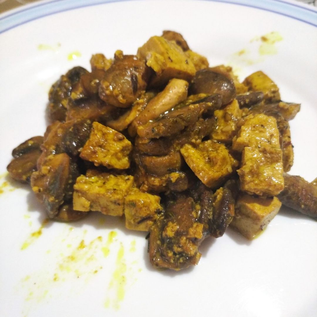 Tofu con champiñones al curry Tofu con champiñones al curry