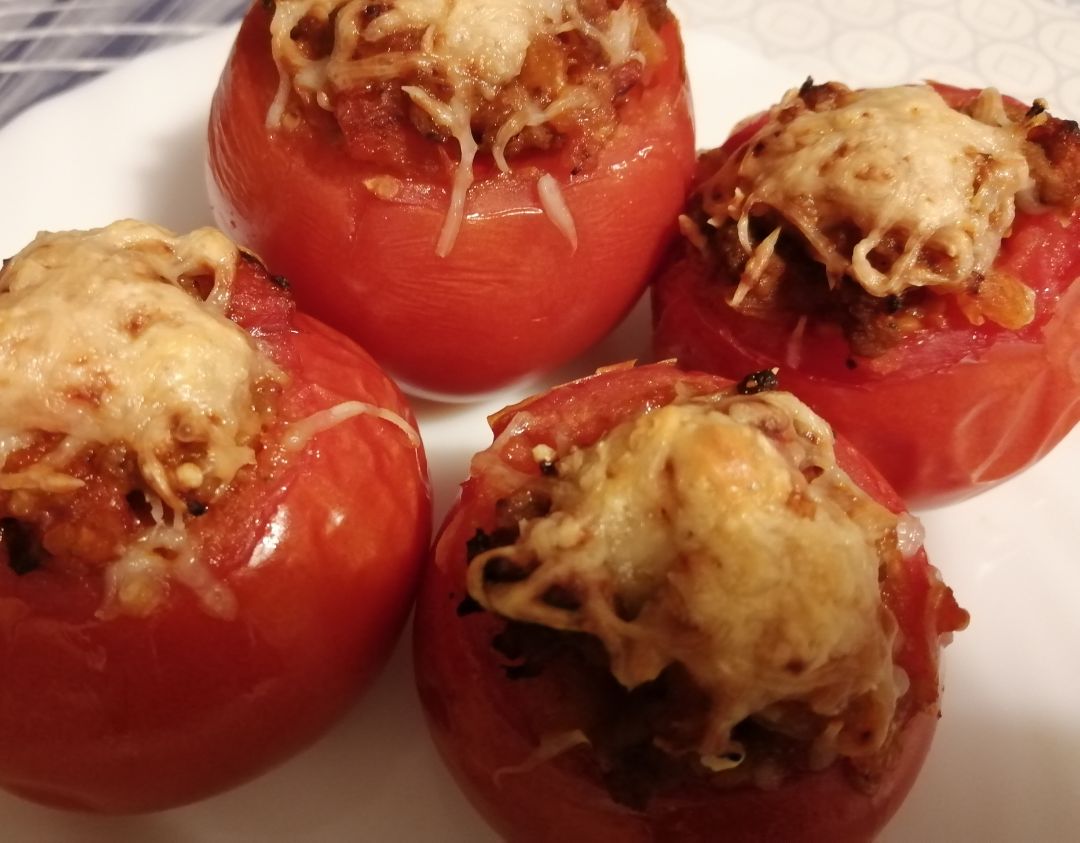 Tomates rellenos de pisto, carne y arroz Tomates rellenos de pisto, carne y arroz