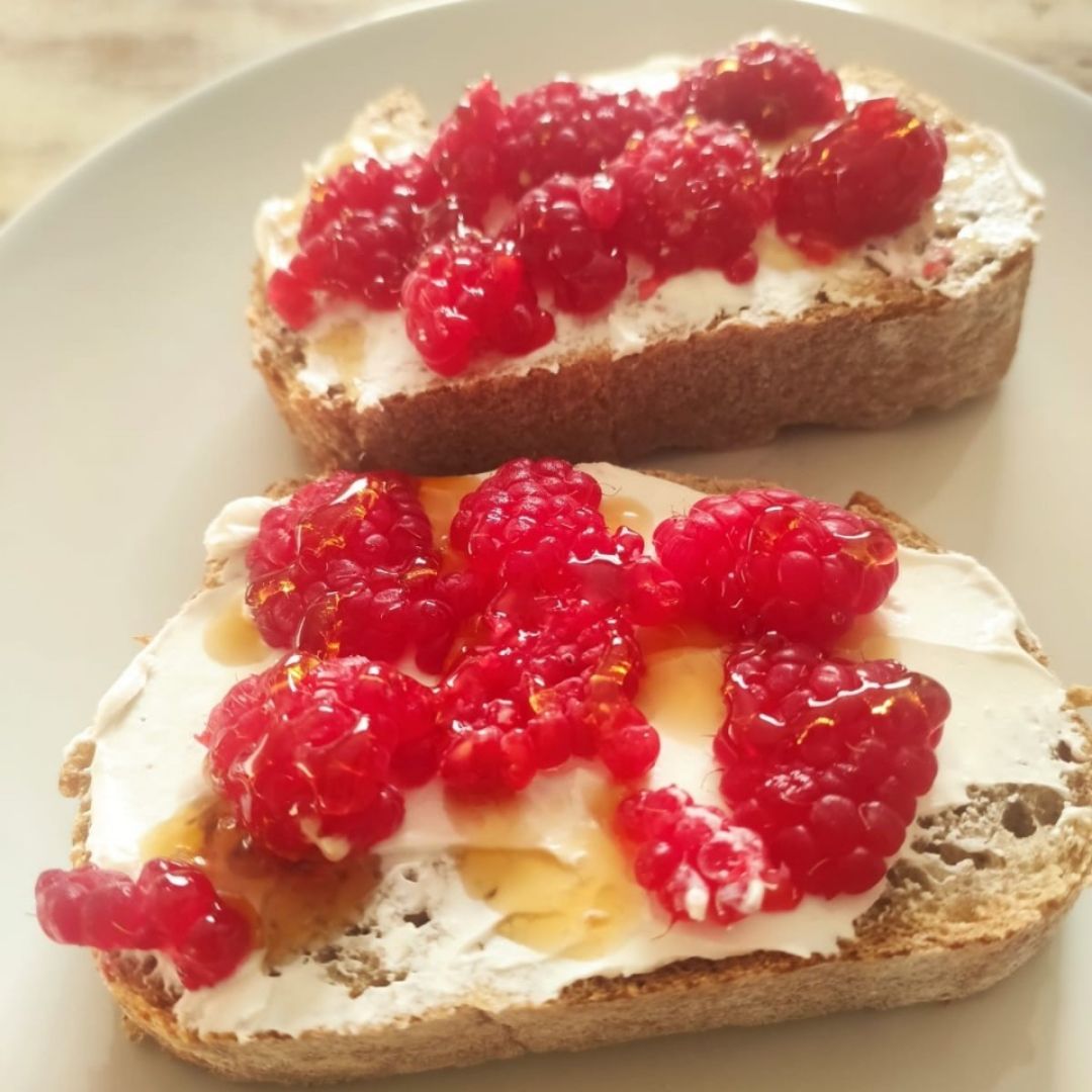 Tostadas de queso y frambuesas