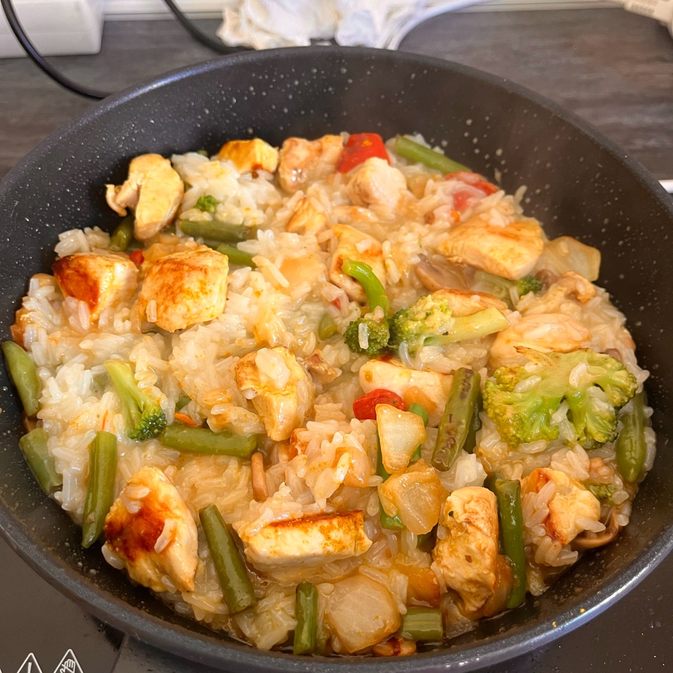 Arroz con pollo y salteado de verduras con especias de curry Arroz con pollo y salteado de verduras con especias de curry