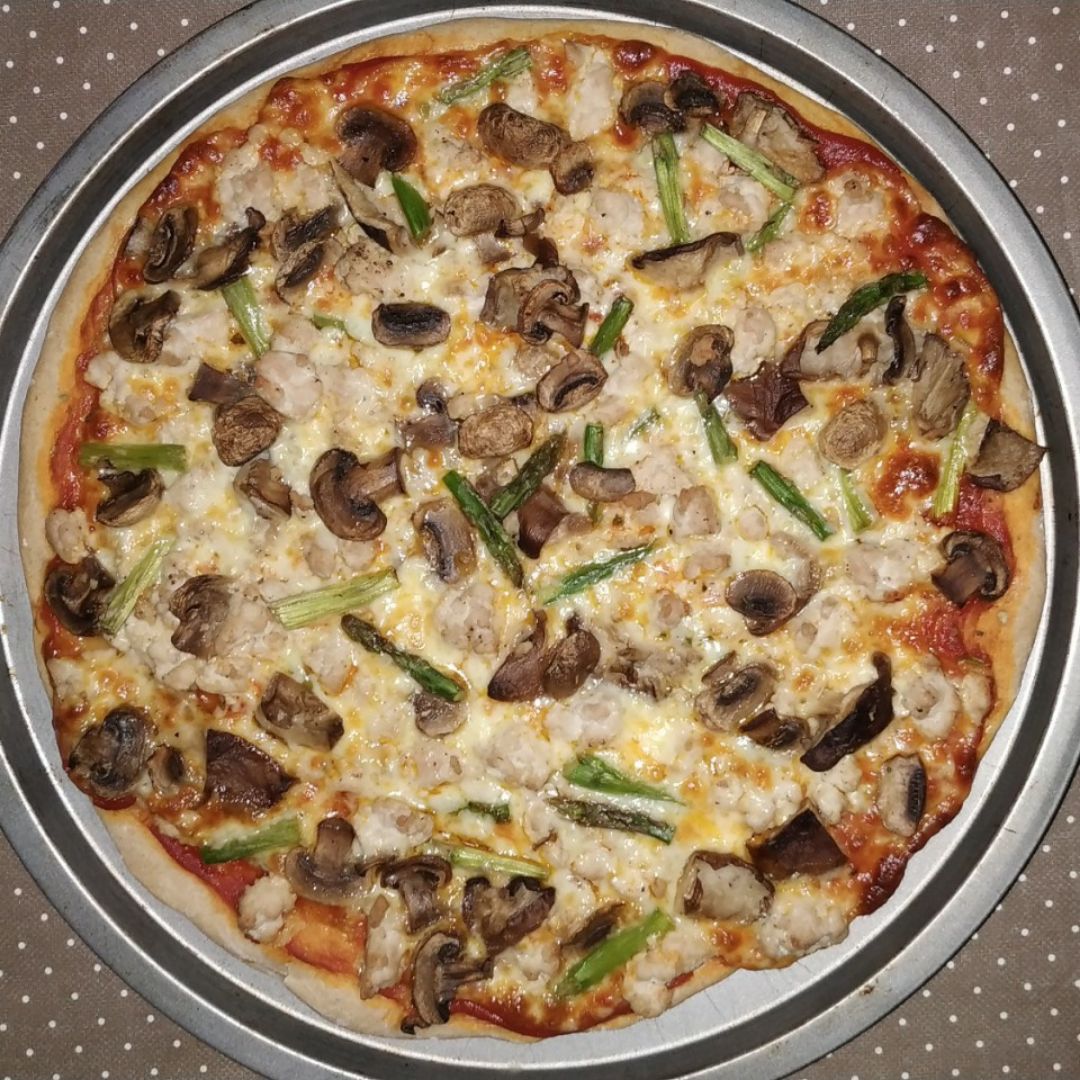 Pizza de pavo, setas shitake, champiñones y espárragos 🍕😋 Pizza de pavo, setas shitake, champiñones y espárragos 🍕😋