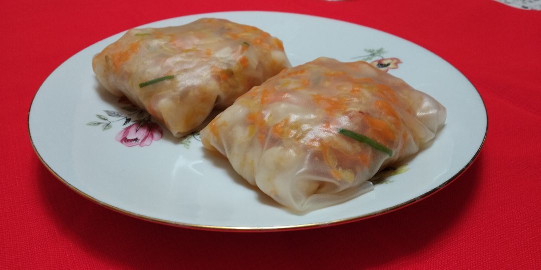 Rollito de langostinos y verduras en papel de arroz Rollito de langostinos y verduras en papel de arroz