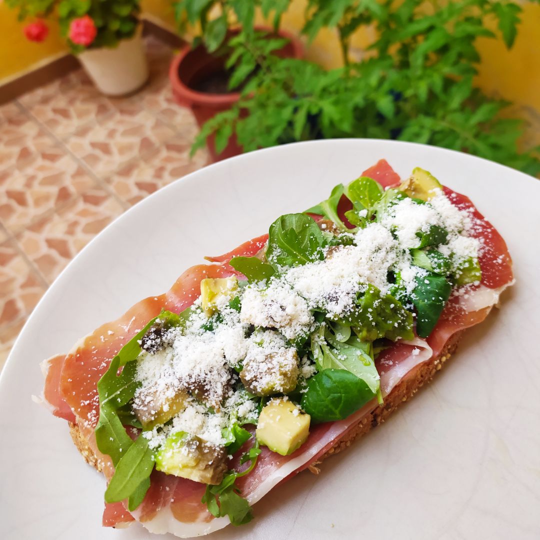 Tosta de jamón y aguacate