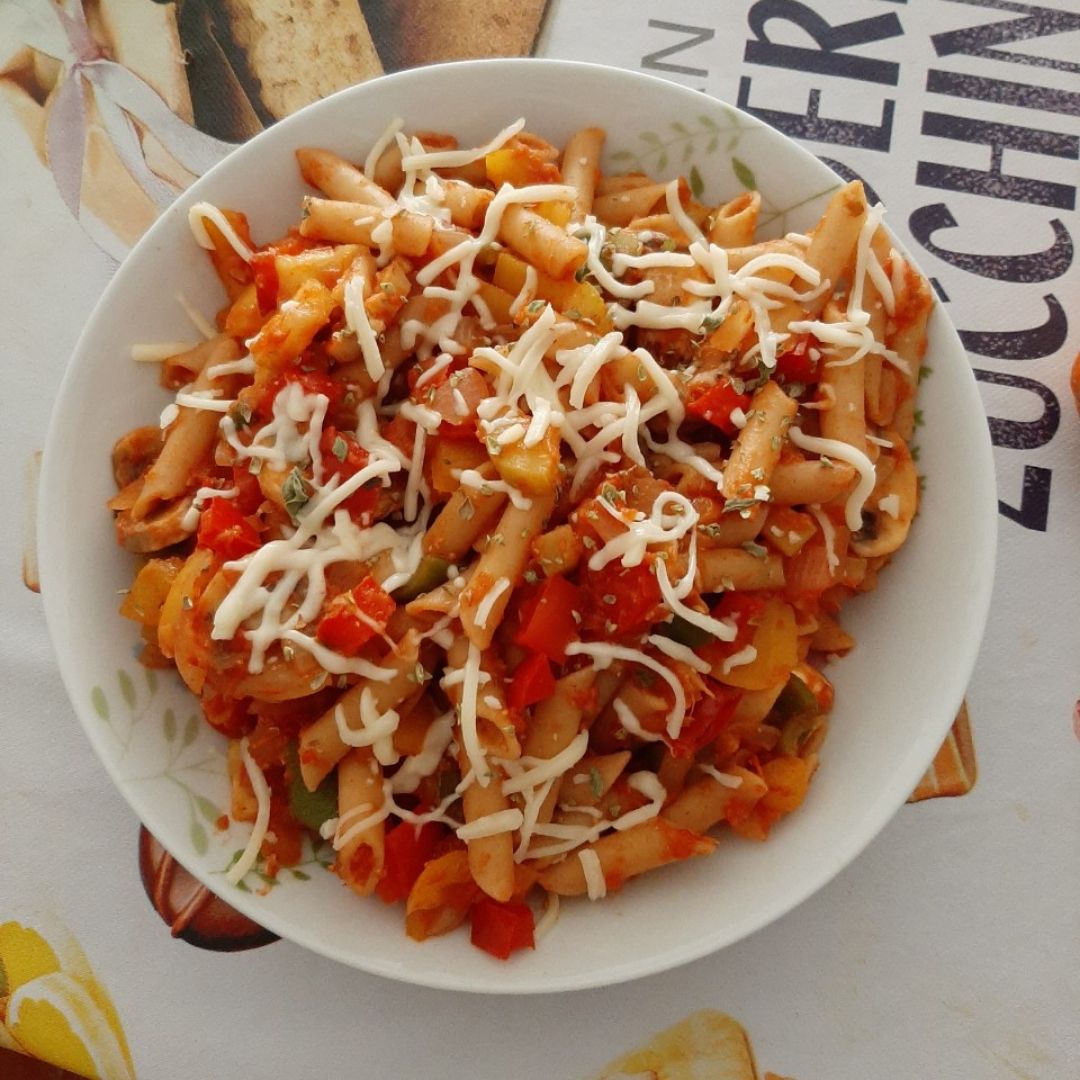 Macarrones con tomate y verduras Macarrones con tomate y verduras