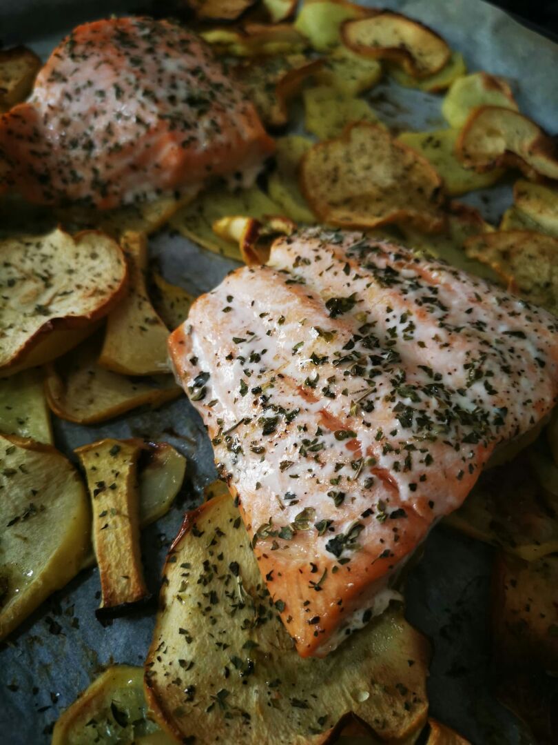 Salmón al horno con Patatas y Manzanas Salmón al horno con Patatas y Manzanas