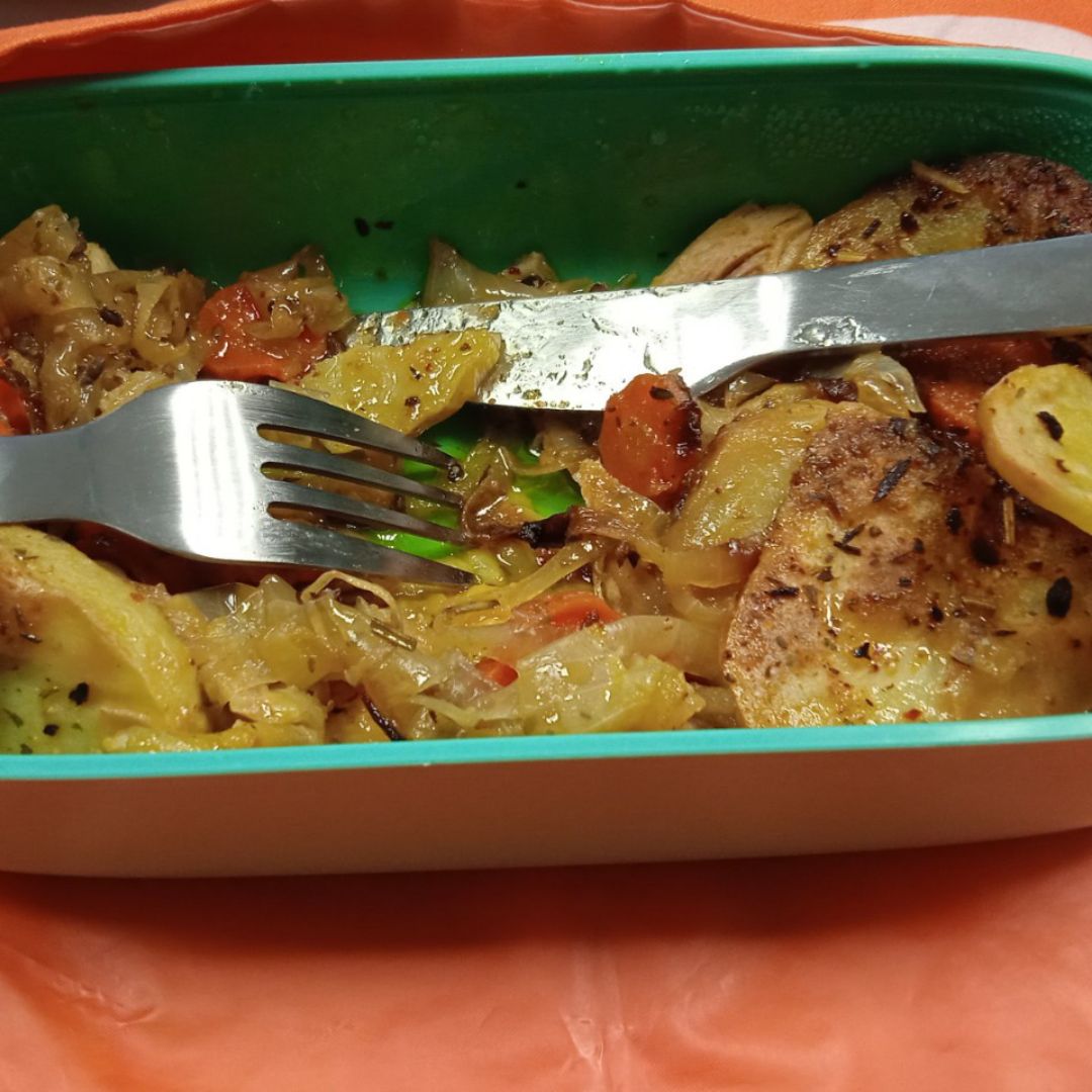 Pollo al horno con zanahoria, cebolla y patata Pollo al horno con zanahoria, cebolla y patata