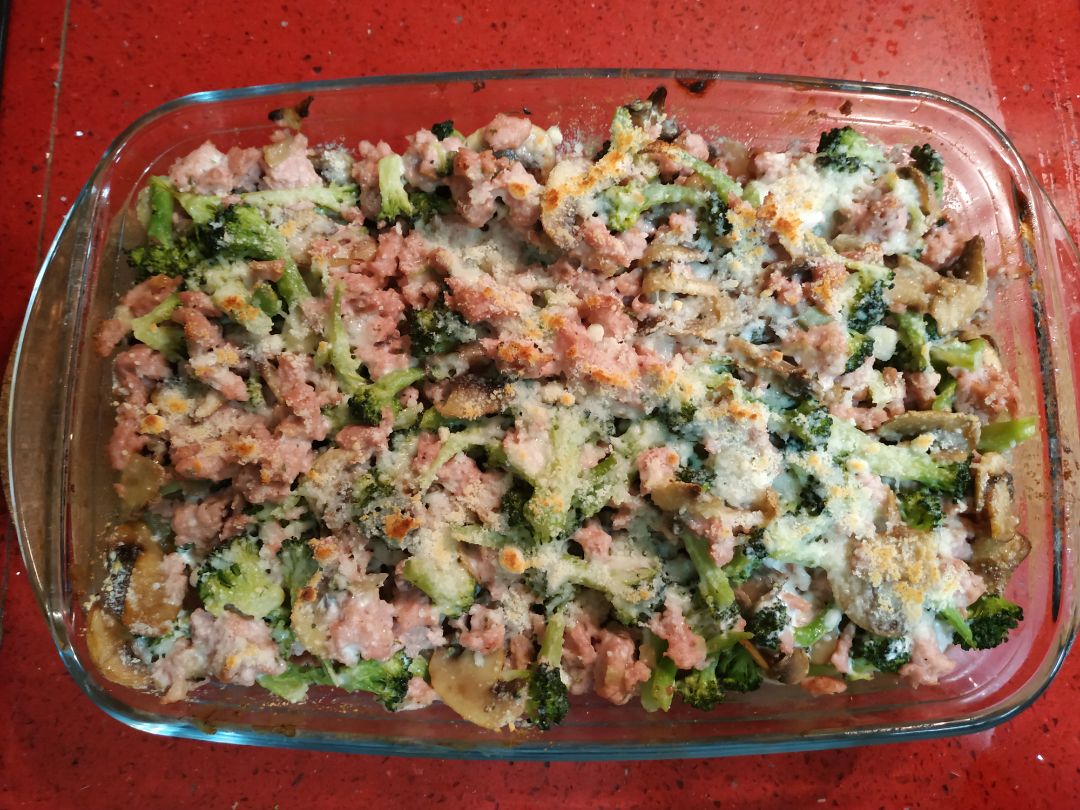 Brócoli con carne picada de pavo y champiñón gratinado.