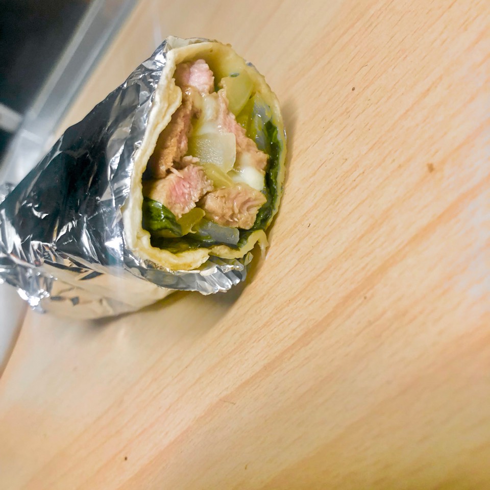 Burrito de ternera, lechuga, cebolla y queso Burrito de ternera, lechuga, cebolla y queso